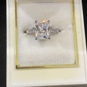 New, Costume Jewelry, silvery Ring, size 7